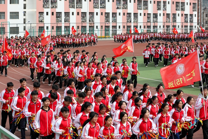 赫章一中阿西里西課間操。陳春志 攝 .JPG