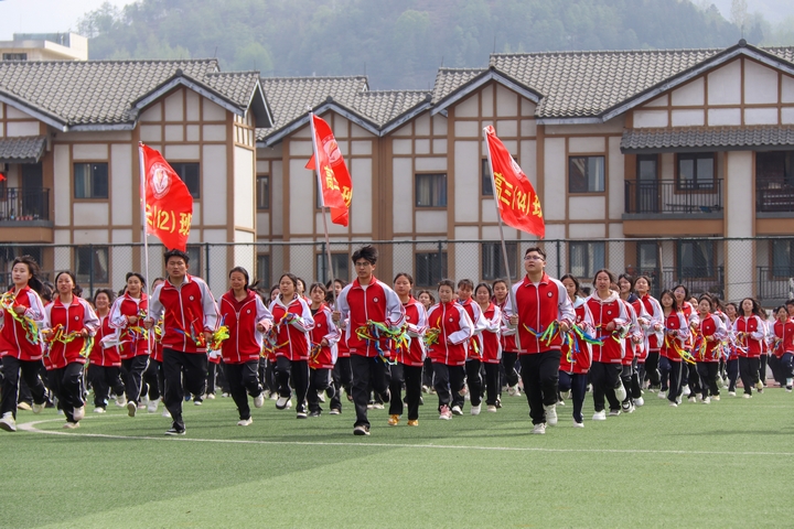 赫章一中阿西里西課間操跑操環節。閔罡 攝.JPG