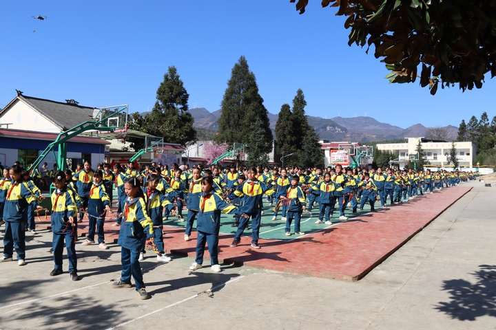 雉街彝族苗族鄉中心小學阿西里西課間操。閔罡 攝 .JPG