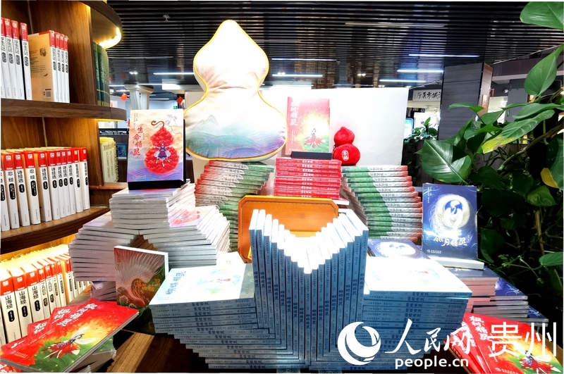 《山海間的非遺·精靈系列》叢書展陳。人民網記者 王秀芳攝