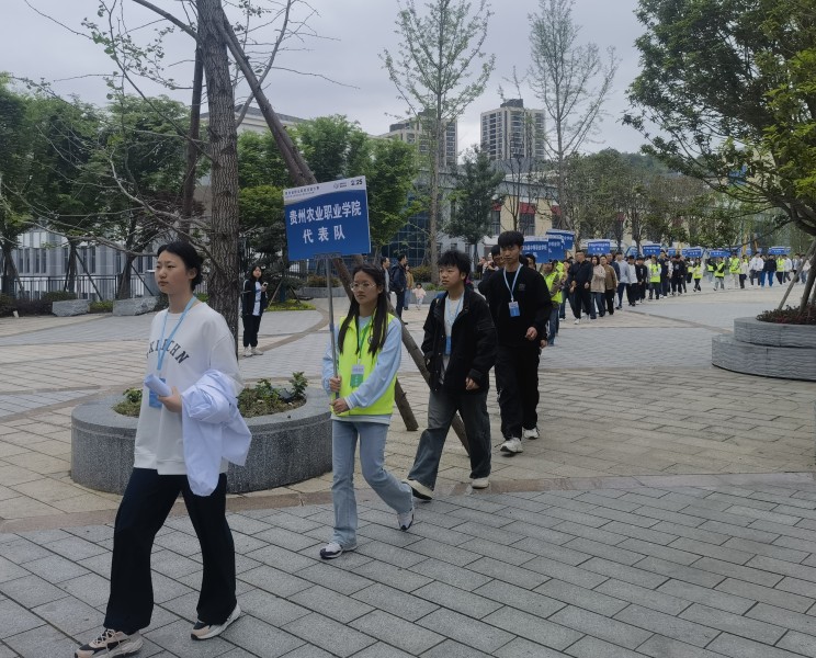 參賽隊伍入場。