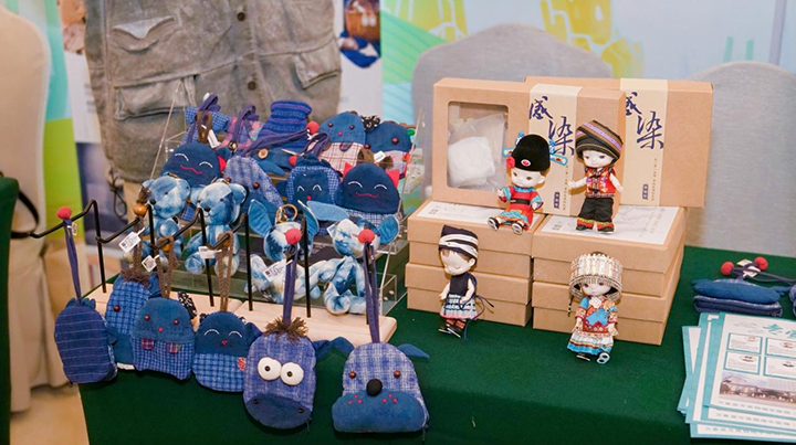 10、“黃小西”民族娃娃文創產品。