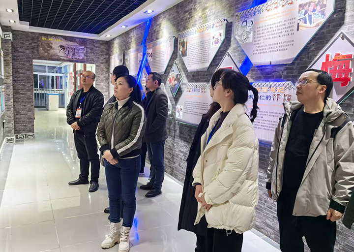 學員在縣反腐倡廉警示教育基地參觀學習。