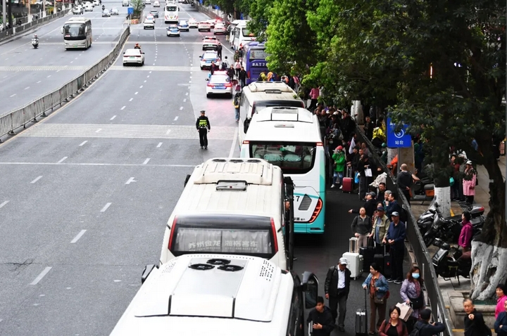 游客正在延安南路旅游大巴集散點乘車前往省內各旅游景區景點。趙松攝.jpg