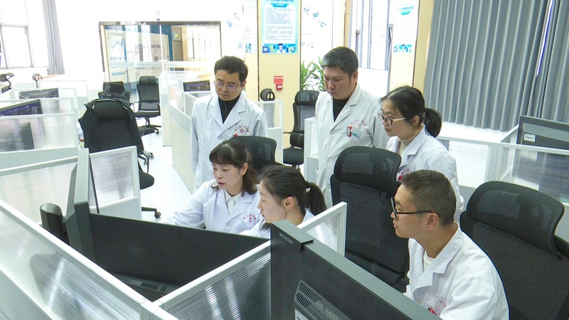 梁翠媚正指導閱片。