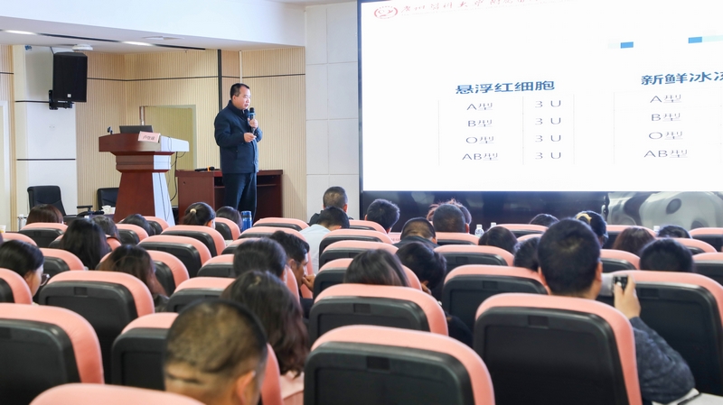 盧登球在開展培訓。