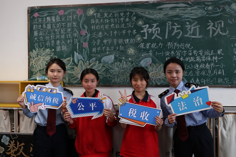 近日，國家稅務總局金沙縣稅務局在稅收宣傳月期間，以世界讀書日與誠信納稅為主題，與金沙縣第三中學聯合開設主題課堂。朱泫粼攝