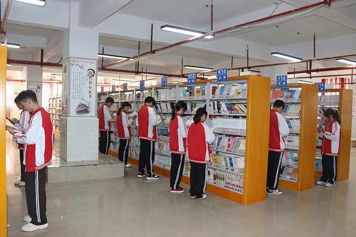 學生在圖書館閱讀  彭靜  攝