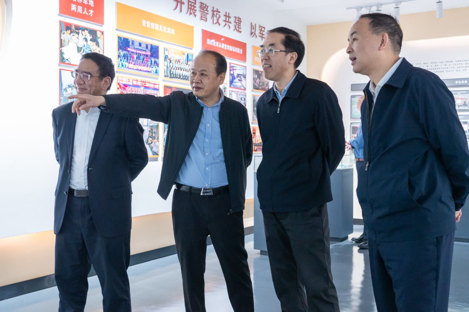 參觀校史館。