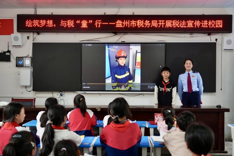 稅務干部為孩子們生成AI夢想職業照。李琪攝