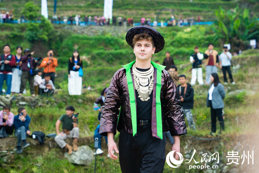 模特在貴州省從江縣加榜梯田上參加“T”田秀活動。人民網 陽茜攝