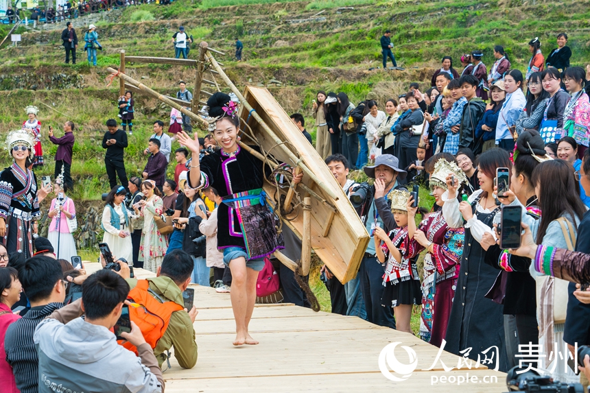 村民在貴州省從江縣加榜梯田上參加“T”田秀活動。人民網 陽茜攝