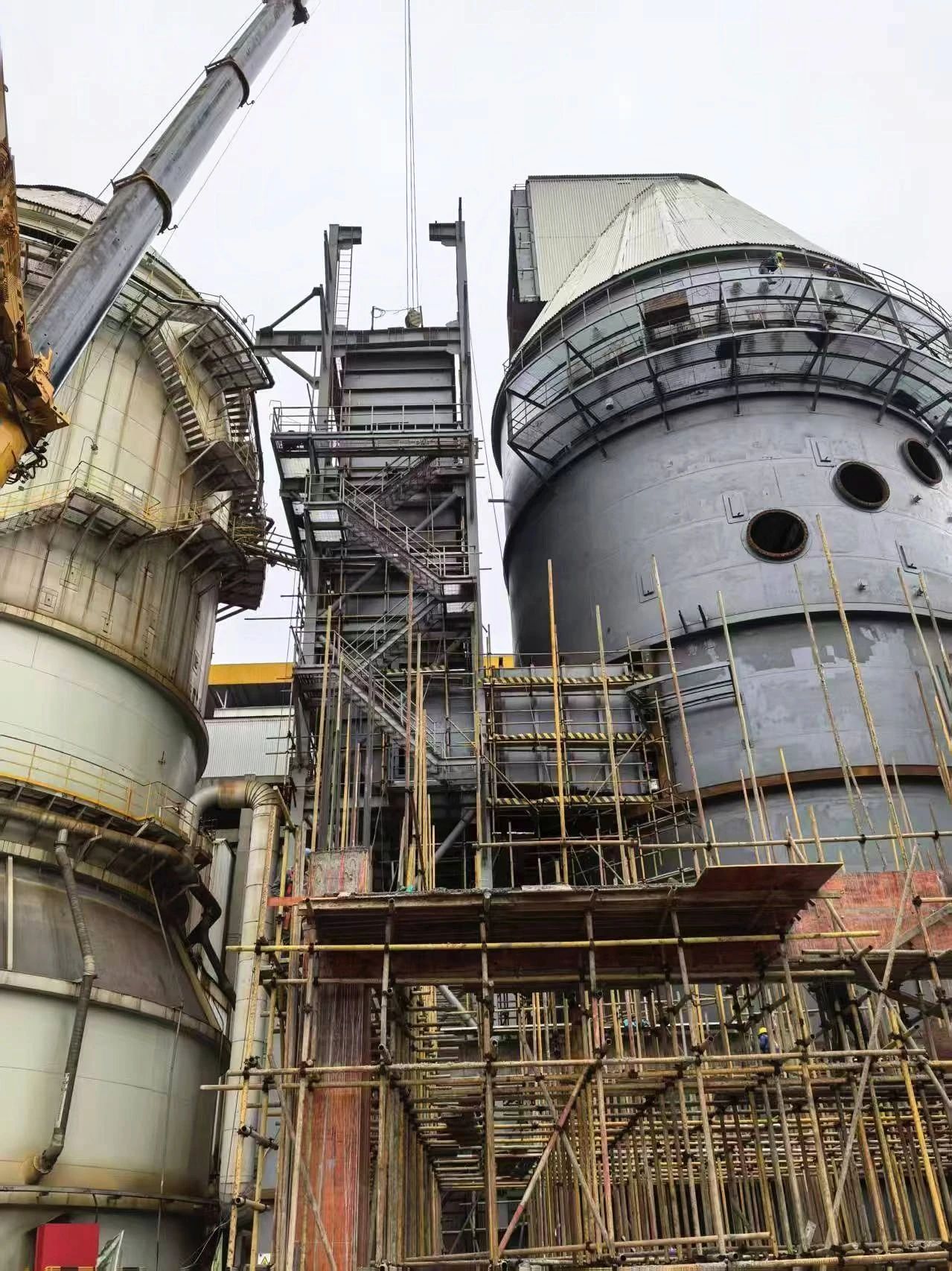 企業“2×660MW 燃煤發電機組超低排放項目”建設改造中。