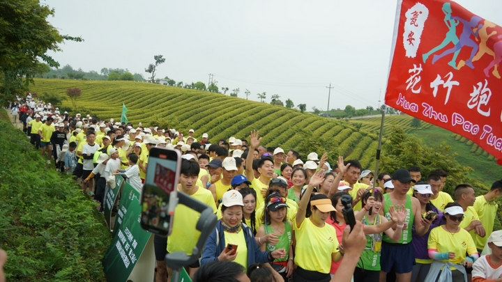 500余名長跑愛好者齊聚甕安建中鎮茶山。.jpg