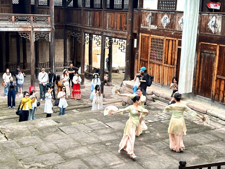 2、小劇場內，古典舞姿輕盈優美，達人們舉起拍攝設備定格瞬間，或跟隨音樂節奏翩翩起舞。（刁苓沙 攝）.jpg