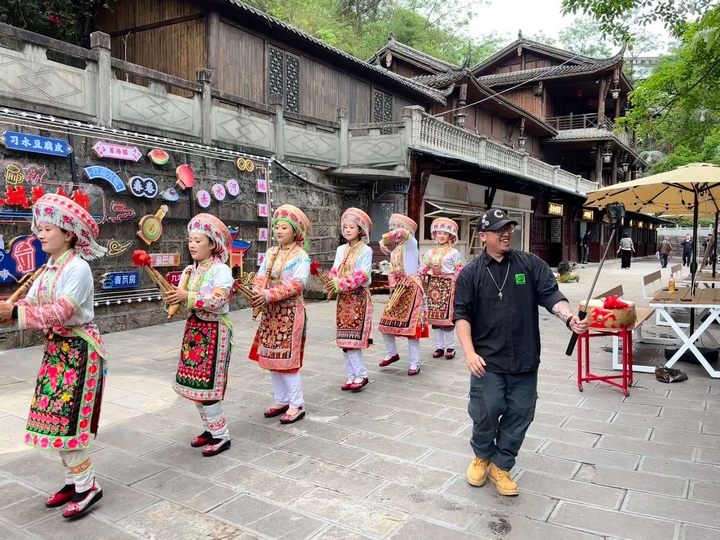 3、景區內苗家阿妹的斗腳舞表演沸騰起來（任奕欣 攝）.jpg