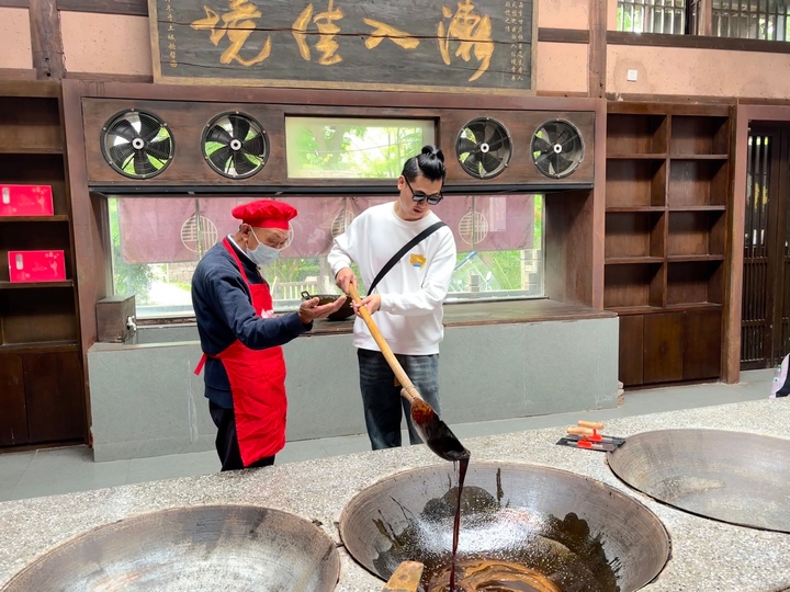 7、達人們紛紛加入古法熬糖技藝的體驗學習（任奕欣 攝）.jpg