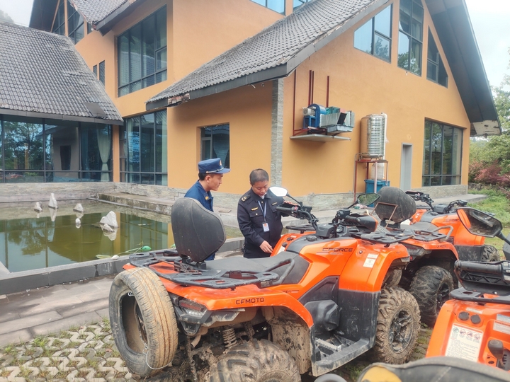 消防人員開展業態檢查。（周遠 攝）.jpg