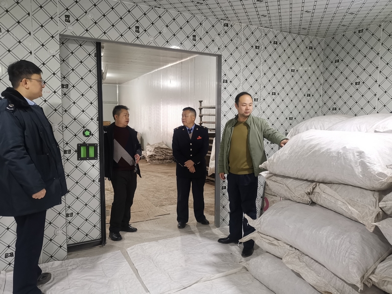 黎平縣稅務局深入企業了解生產經營情況，并現場進行政策輔導。