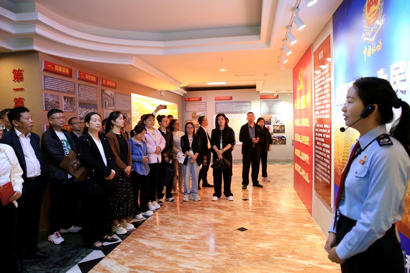 全州機關和事業單位基層黨組織書記參觀黔東南州稅務局黨史稅史教育基地。李德業攝