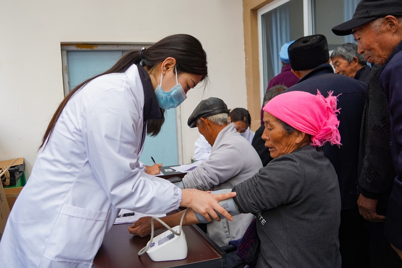 4月28日，在威寧自治縣海邊街道社區衛生服務中心，醫務人員在為體檢老人測量血壓。
