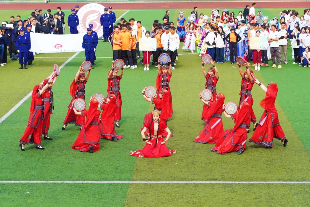 人文與藝術系表演方陣。