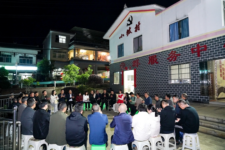 學員與村干部、村民代表圍坐在一起交流。代勝強 攝.jpg