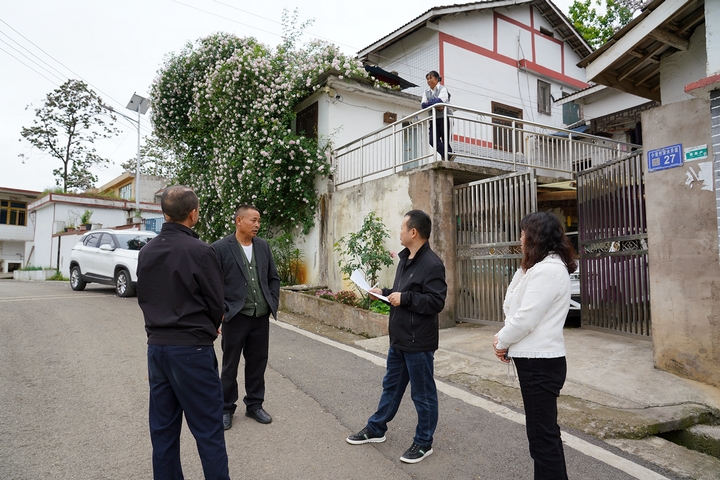學員與村民交談。代勝強 攝.jpg