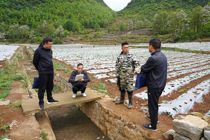 學員與種植大戶交談。代勝強 攝.jpg