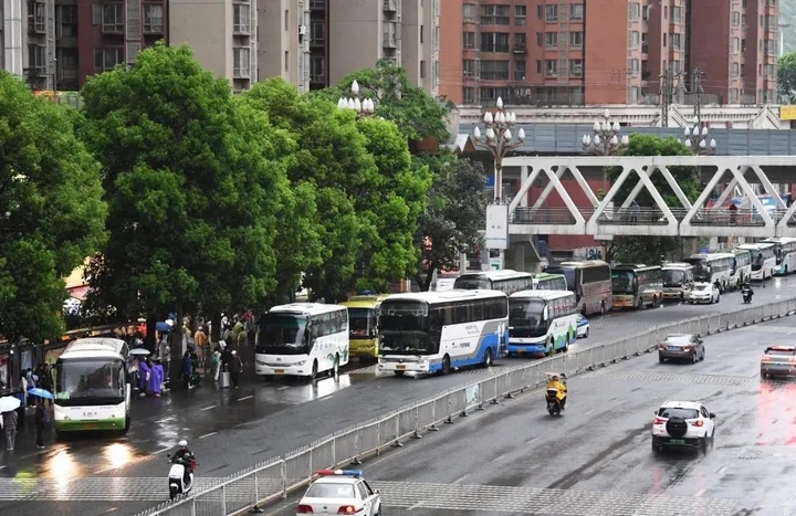 1 旅游大巴在南明區花果園滿載游客準備前往全省各大景區.jpg