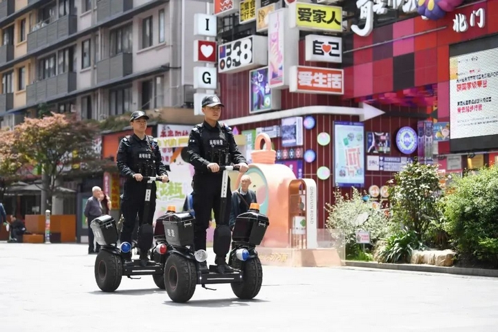 9 南明區青云路街面警務站的巡警正在青云路步行街開展街面巡邏。.jpg