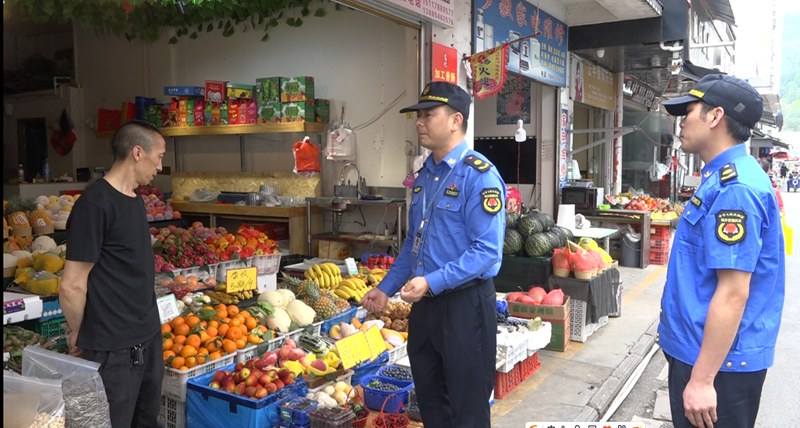 執法人員監督食品安全。