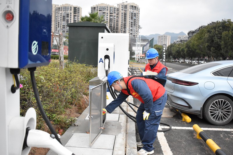 供電保障人員檢查設備。