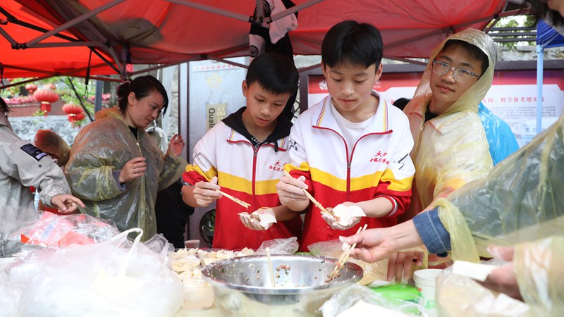 4月29日，在大方金塔英才學校第五屆校園美食節現場，同學們在制作美食。周訓貴攝