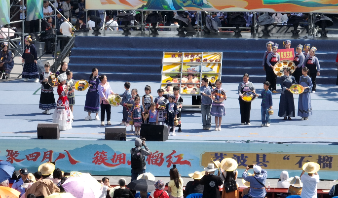 2 圖為作品展示。胡浩航攝