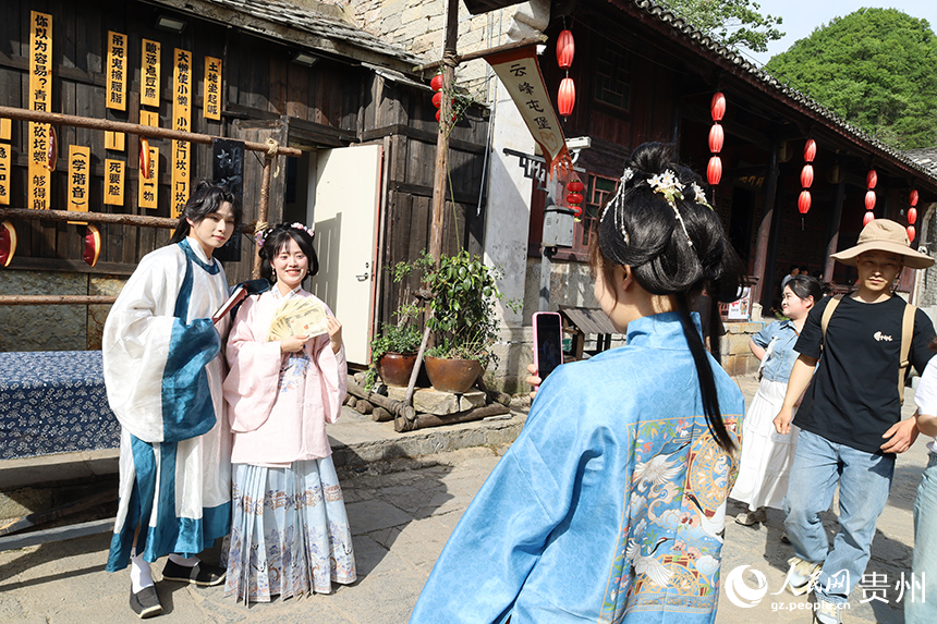 游客體驗劇游。人民網 李麗萍攝