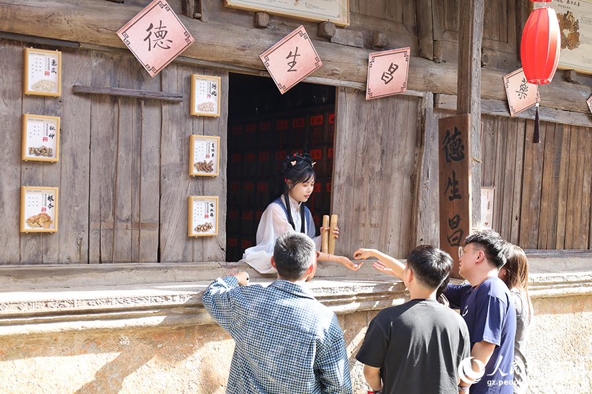 游客體驗劇游。人民網 李麗攝