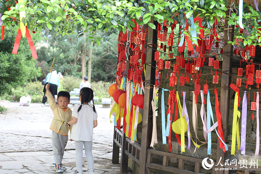 孩童在景區內玩耍。人民網 李麗萍攝