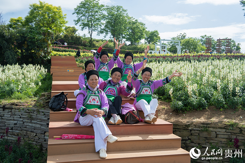 游客在花海中打卡。人民網 陽茜攝
