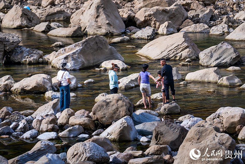 游客在淺灘處感受自然自然之美。人民網記者 涂敏攝