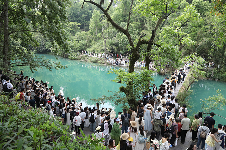 小七孔古橋人頭攢動。莫珍桃攝