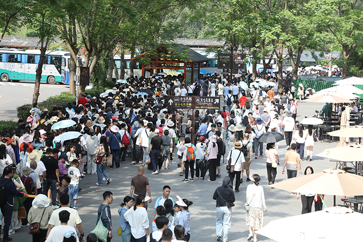 小七孔景區內游客紛至沓來。莫珍桃攝