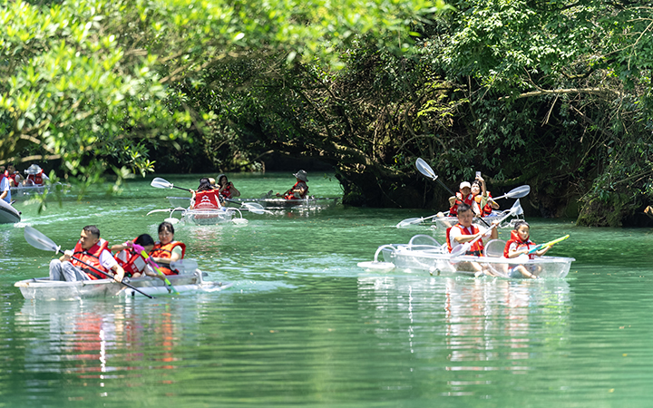 小七孔景區鴛鴦湖玻璃游船吸引游客。韋振華攝