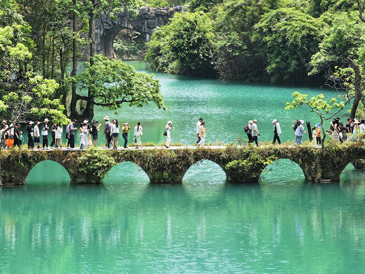游客漫步七孔古橋。羅凱攝