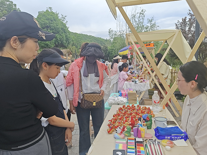 小西湖景區推出了西湖匯集·好玩集市吸引游客消費。