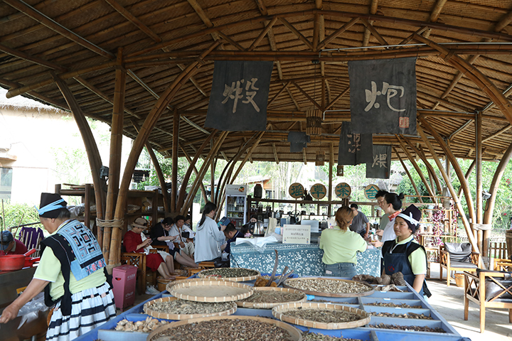 游客們體驗瑤山足浴。