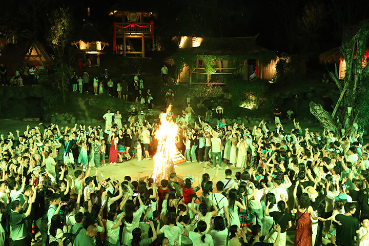 篝火晚會。