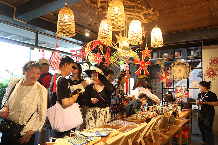 竹編工藝品深受游客們喜愛。