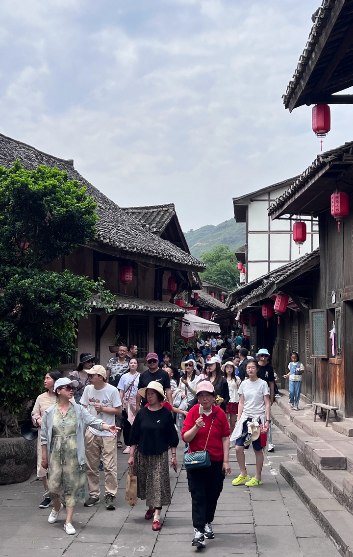 1、土城古鎮景區游人如織。習水融媒供圖.jpg