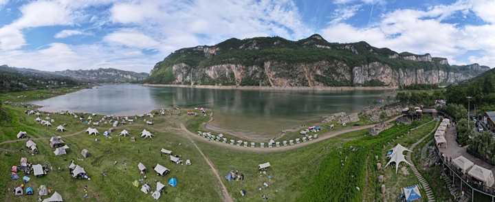 在金沙縣化覺鎮的烏江畫廊，游客們紛至沓來，邂逅自然好時光。